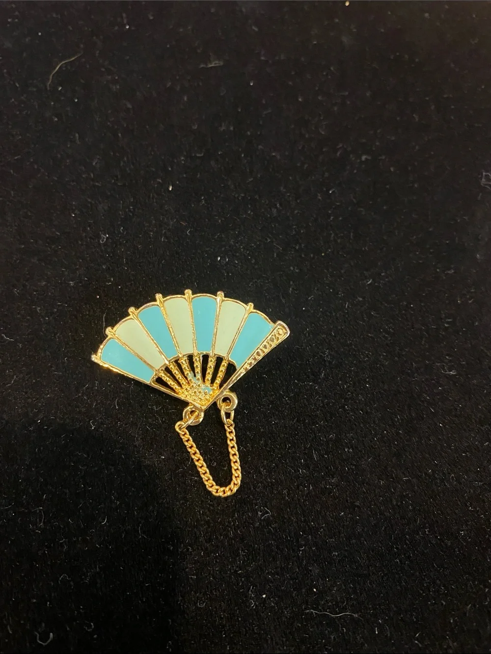 Fan brooch